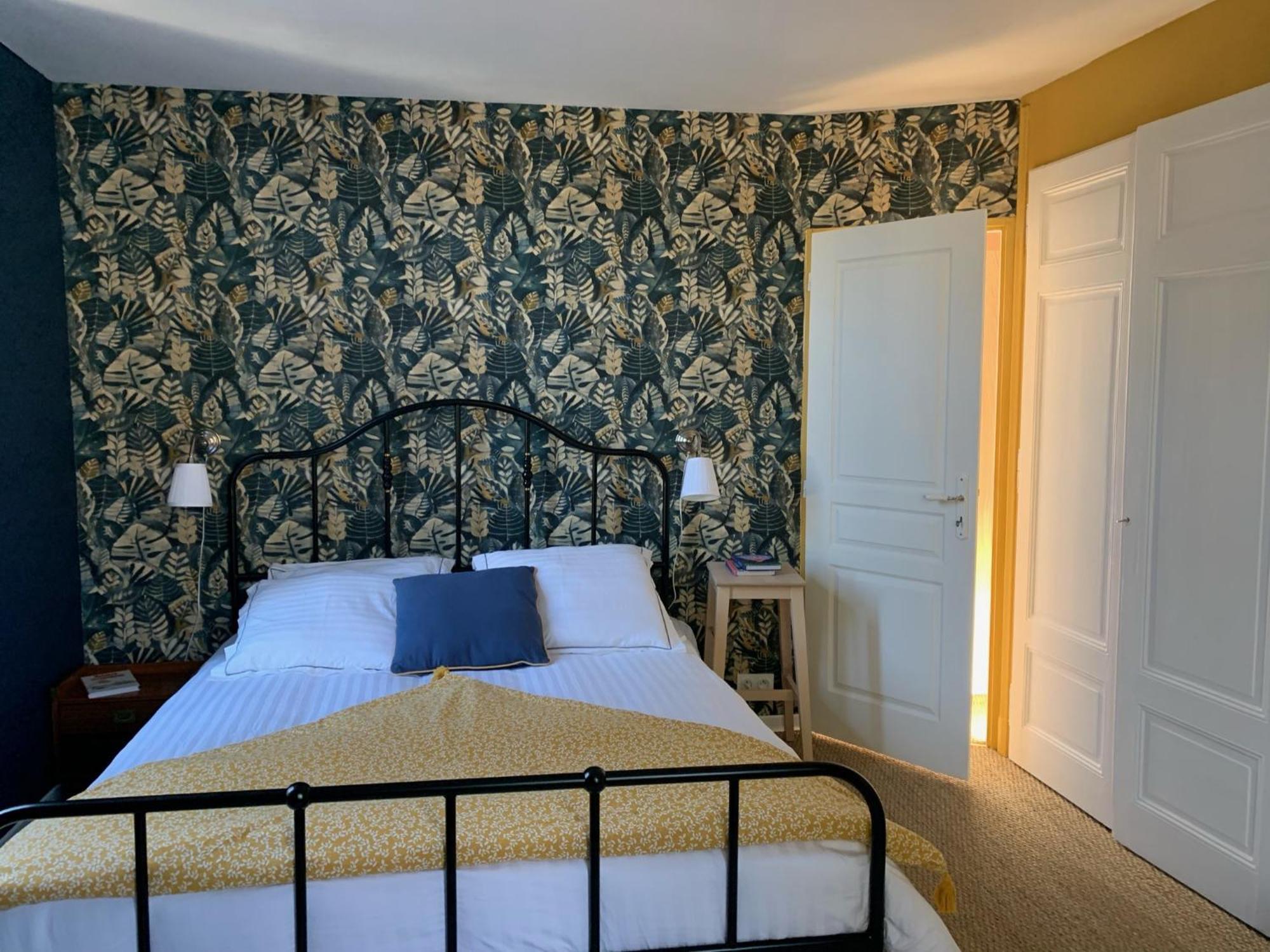 A Deux Pas De La Gare, La Maison Rouge 阿尔贝维尔 外观 照片